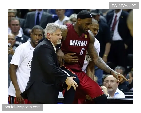 镜头故事：浙江队老将抽筋后拒绝下场，简单处理后立刻回位参与前场逼抢